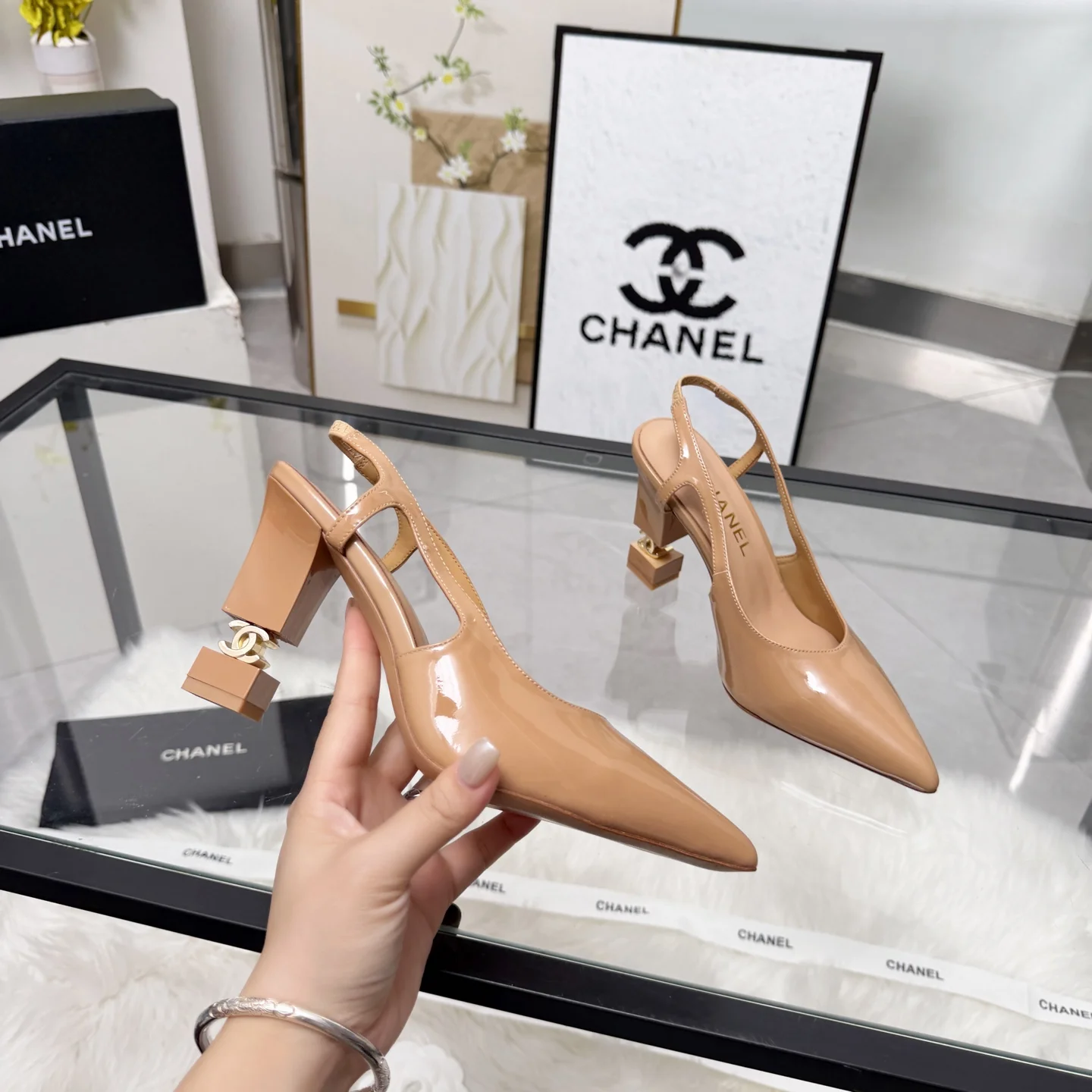 CHANEL Sandals Leather Beige-Gold EU35-41 B80202609110283
