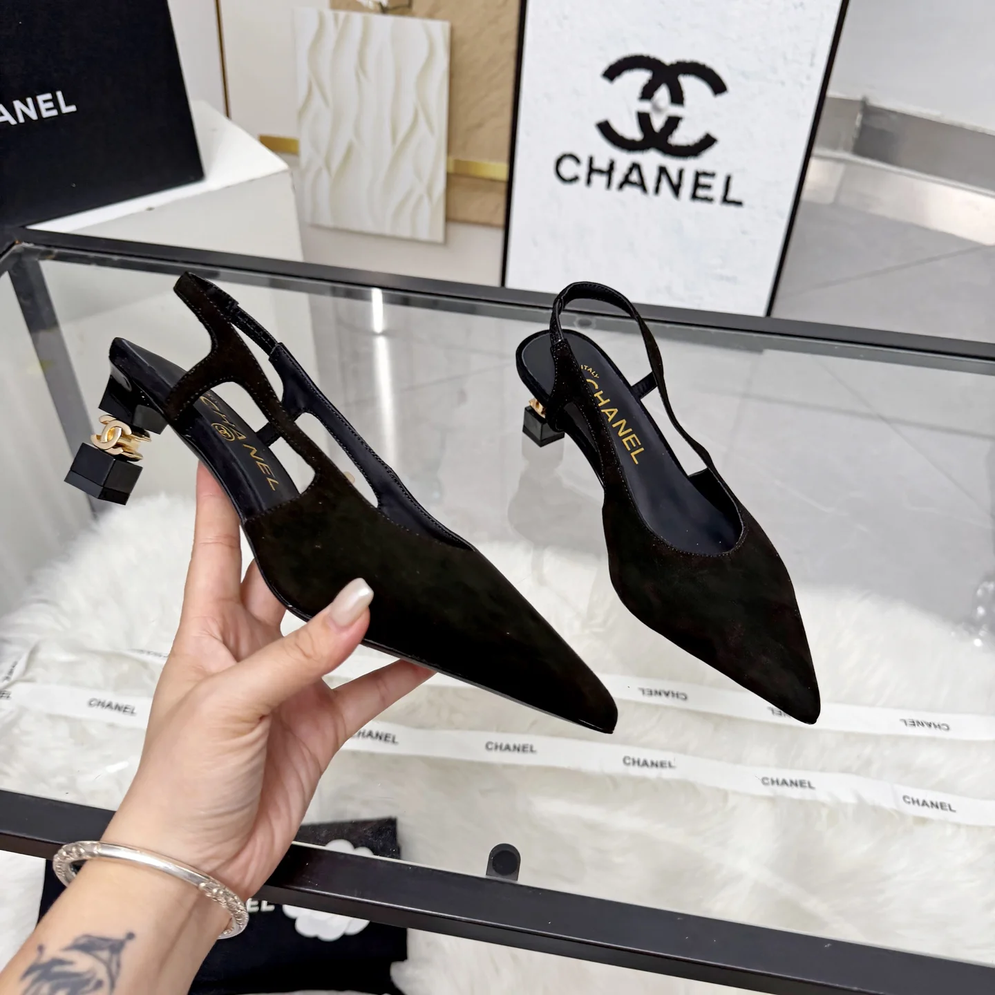 CHANEL Sandals Leather Black-Gold EU35-41 B80202609110249
