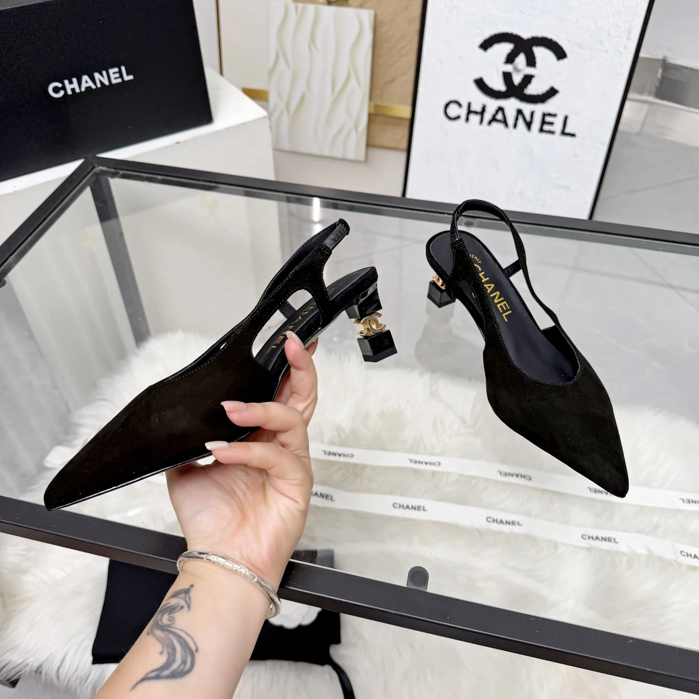 CHANEL Sandals Leather Black-Gold EU35-41 B80202609110249 - Image 2