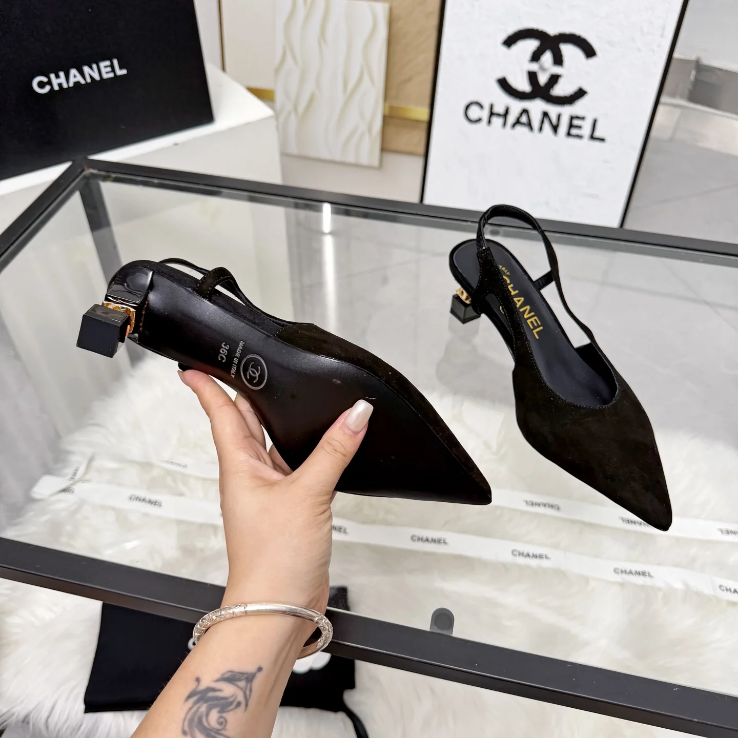 CHANEL Sandals Leather Black-Gold EU35-41 B80202609110249 - Image 9