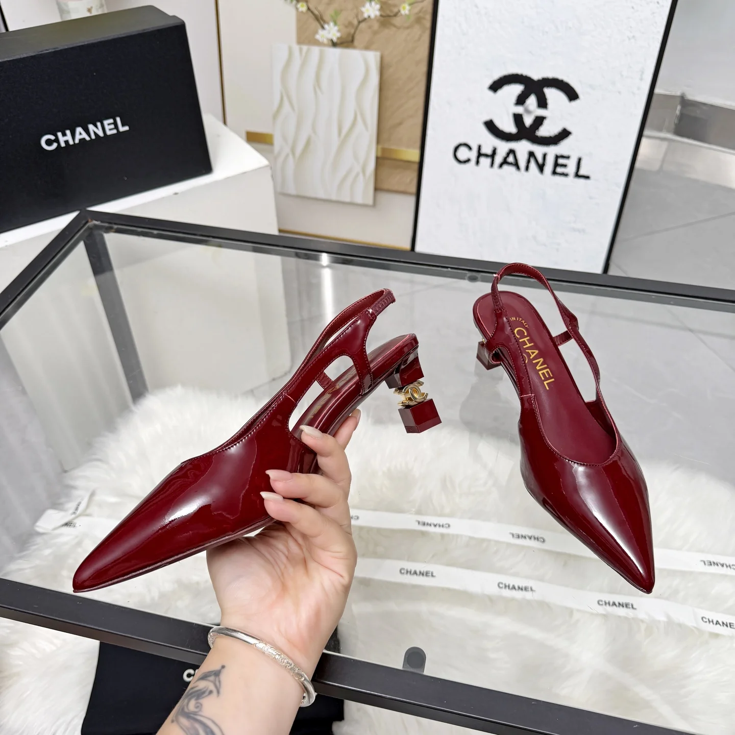 CHANEL Sandals Leather Burgundy-Gold EU35-41 B80202609110251 - Image 2
