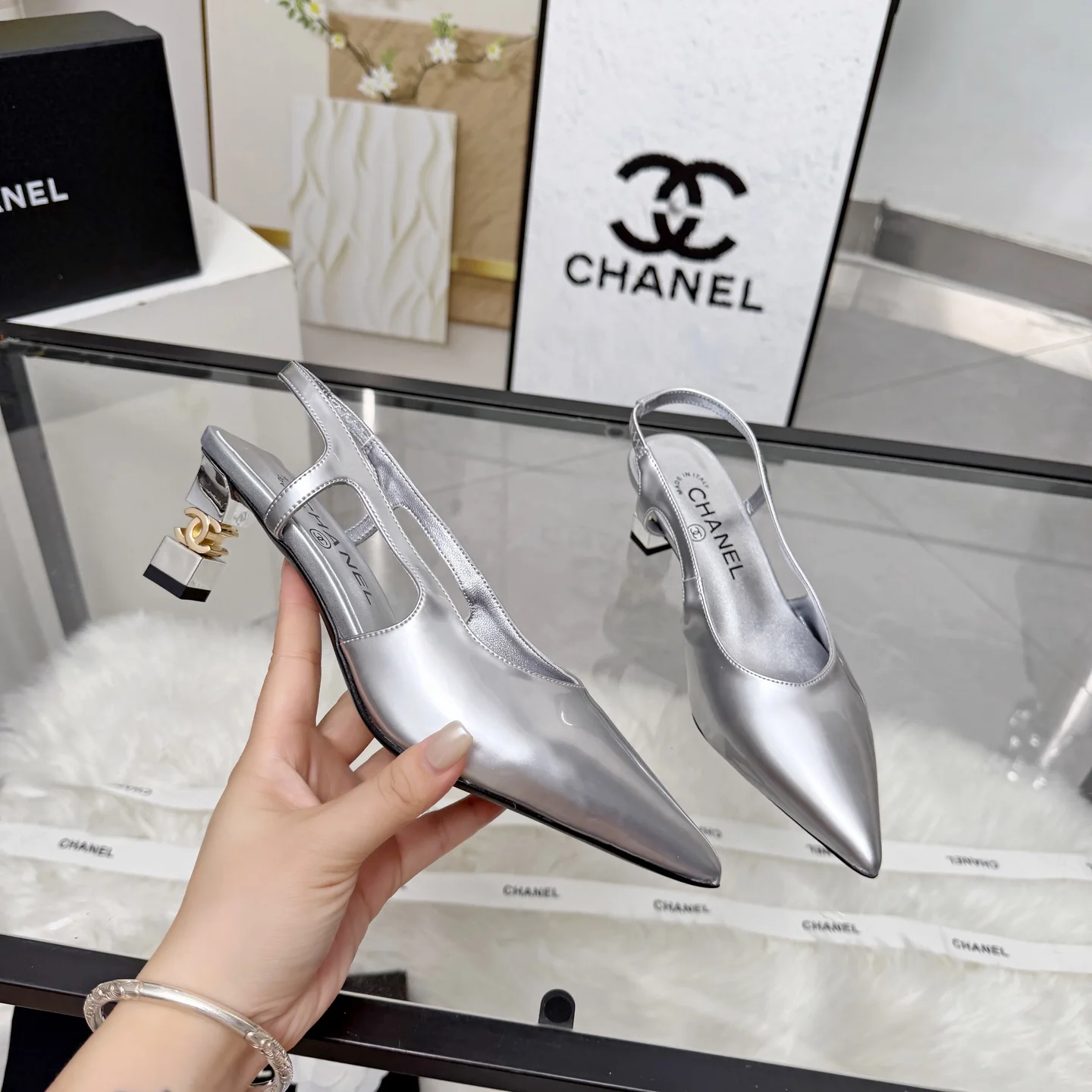 CHANEL Sandals Leather Silver-Gold EU35-41 B80202609110247