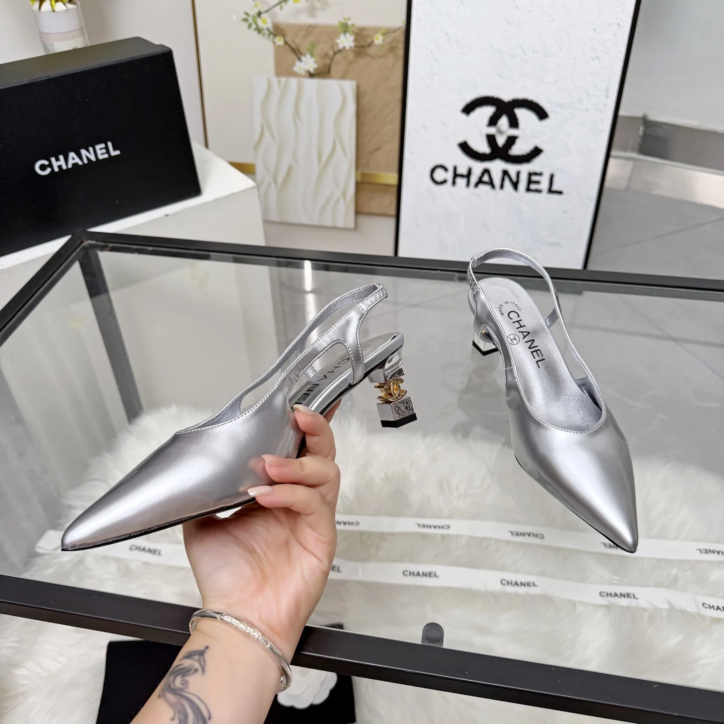 CHANEL Sandals Leather Silver-Gold EU35-41 B80202609110247 - Image 2