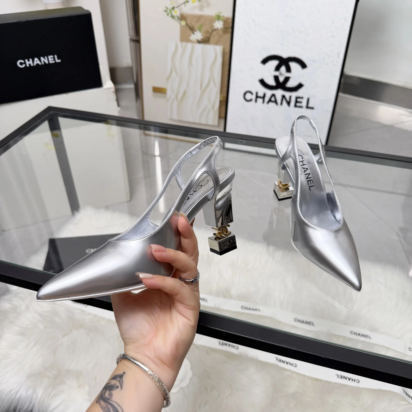 CHANEL Sandals Leather Silver-Gold EU35-41 B80202609110282 - Image 2