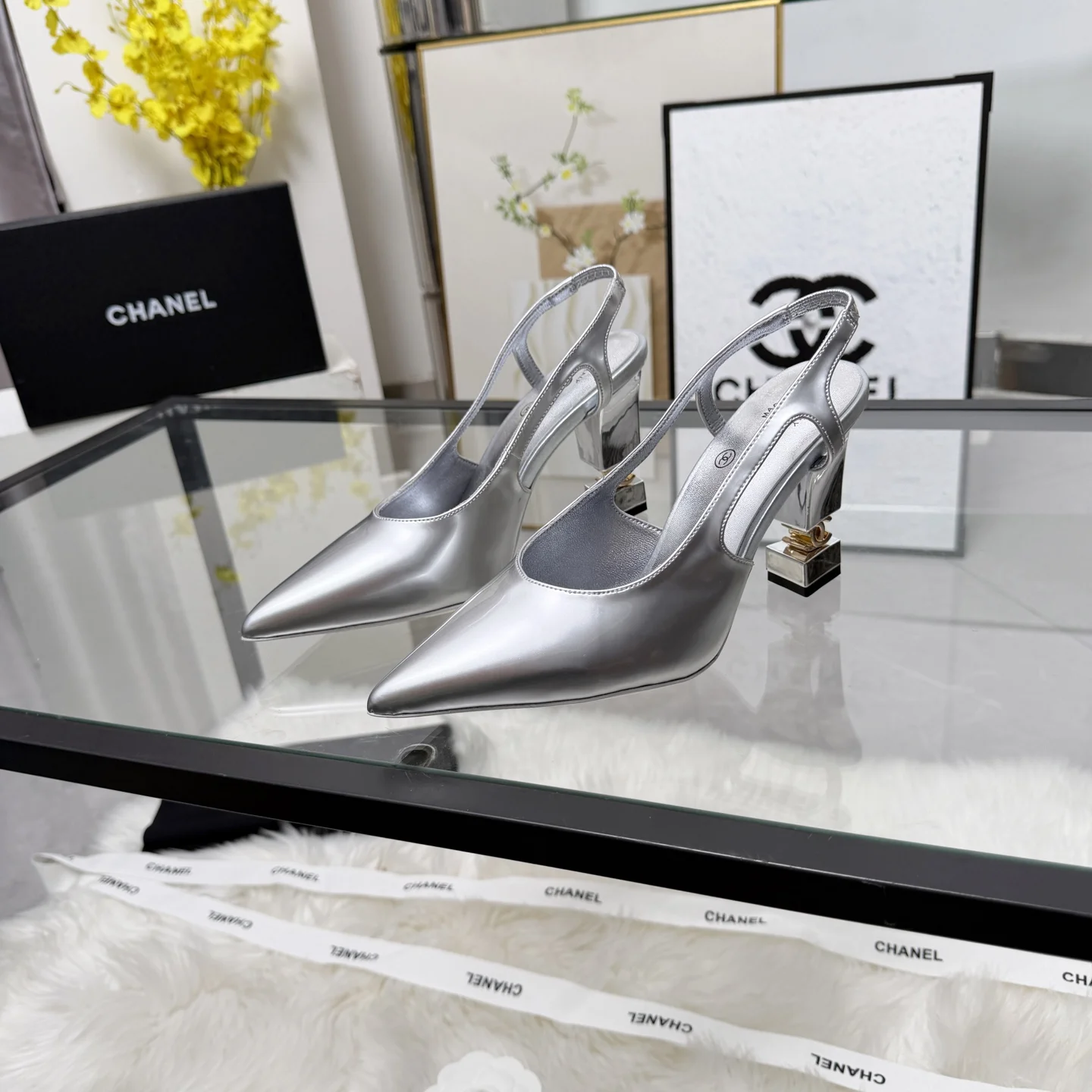 CHANEL Sandals Leather Silver-Gold EU35-41 B80202609110282 - Image 6