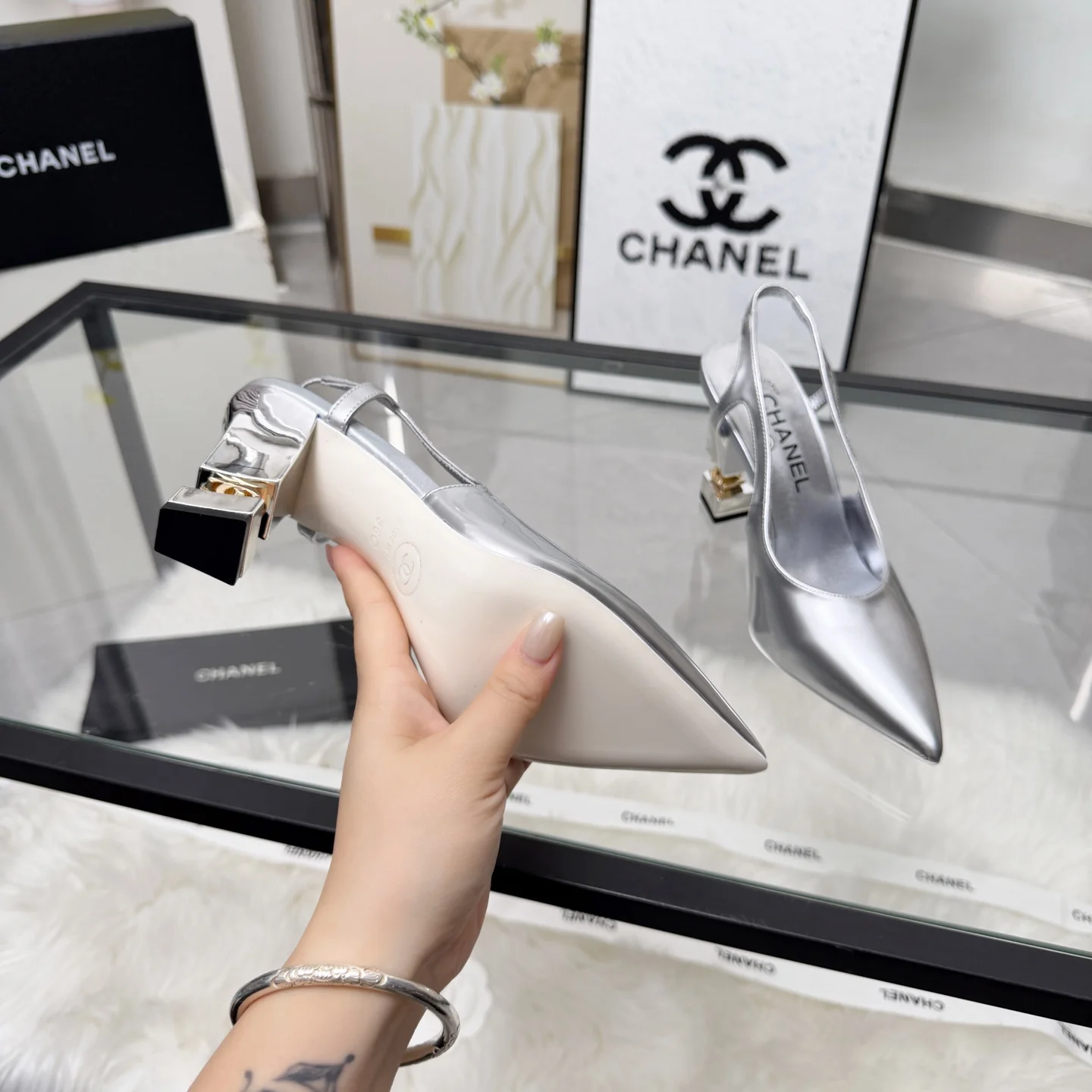 CHANEL Sandals Leather Silver-Gold EU35-41 B80202609110282 - Image 9