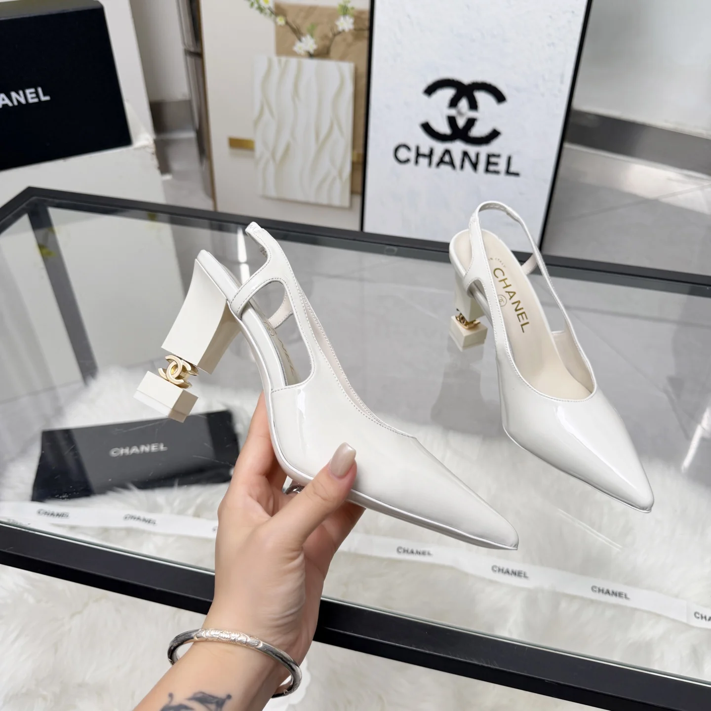 CHANEL Sandals Leather White-Gold EU35-41 B80202609110284