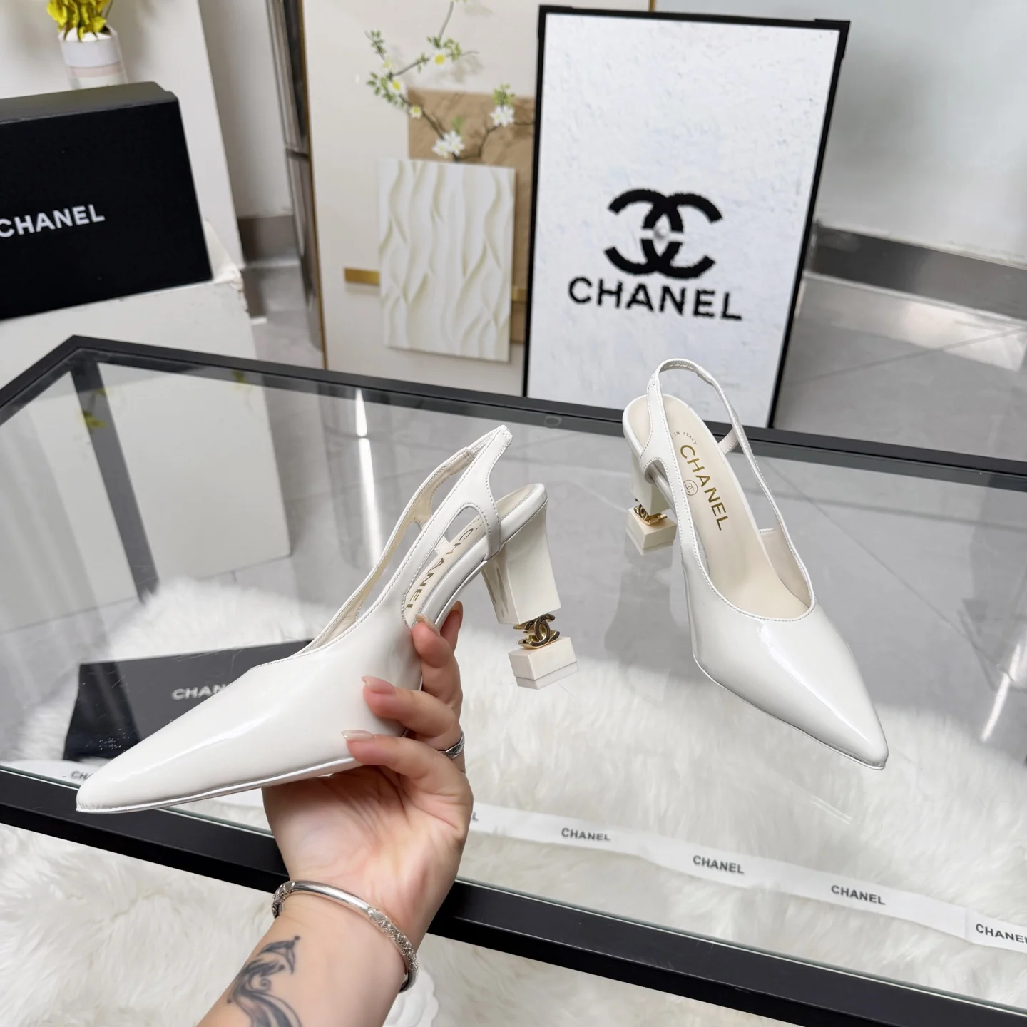 CHANEL Sandals Leather White-Gold EU35-41 B80202609110284 - Image 2