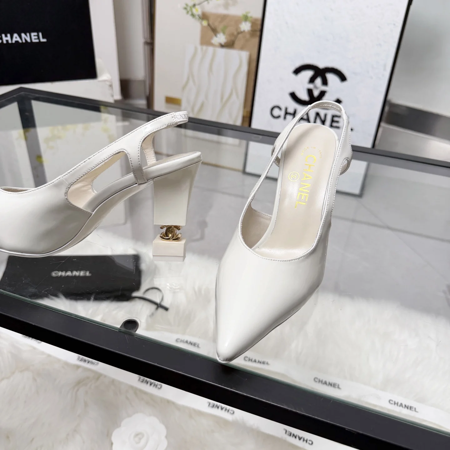CHANEL Sandals Leather White-Gold EU35-41 B80202609110284 - Image 3