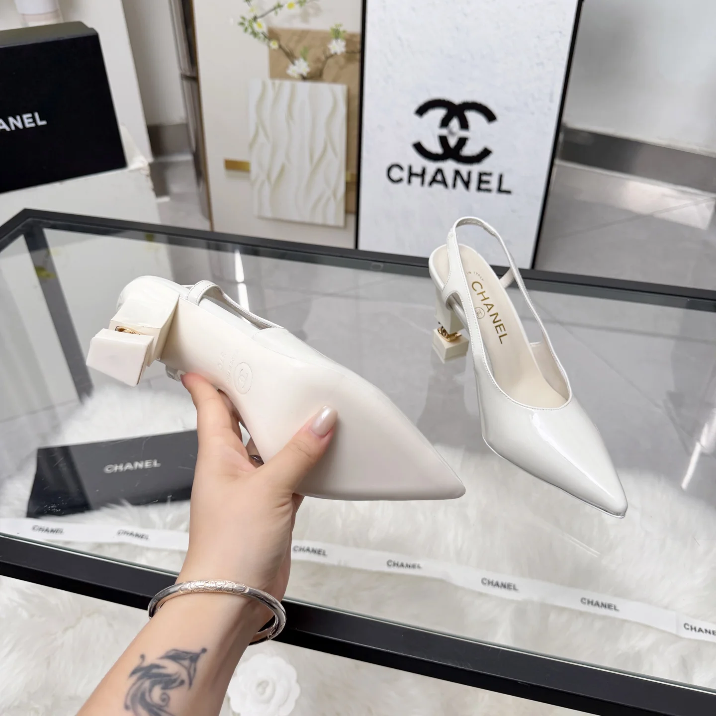 CHANEL Sandals Leather White-Gold EU35-41 B80202609110284 - Image 9