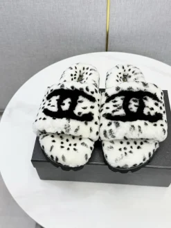 Alternative view of CHANEL Slides Wool Rubber White-Black EU35-39 B60202609110588