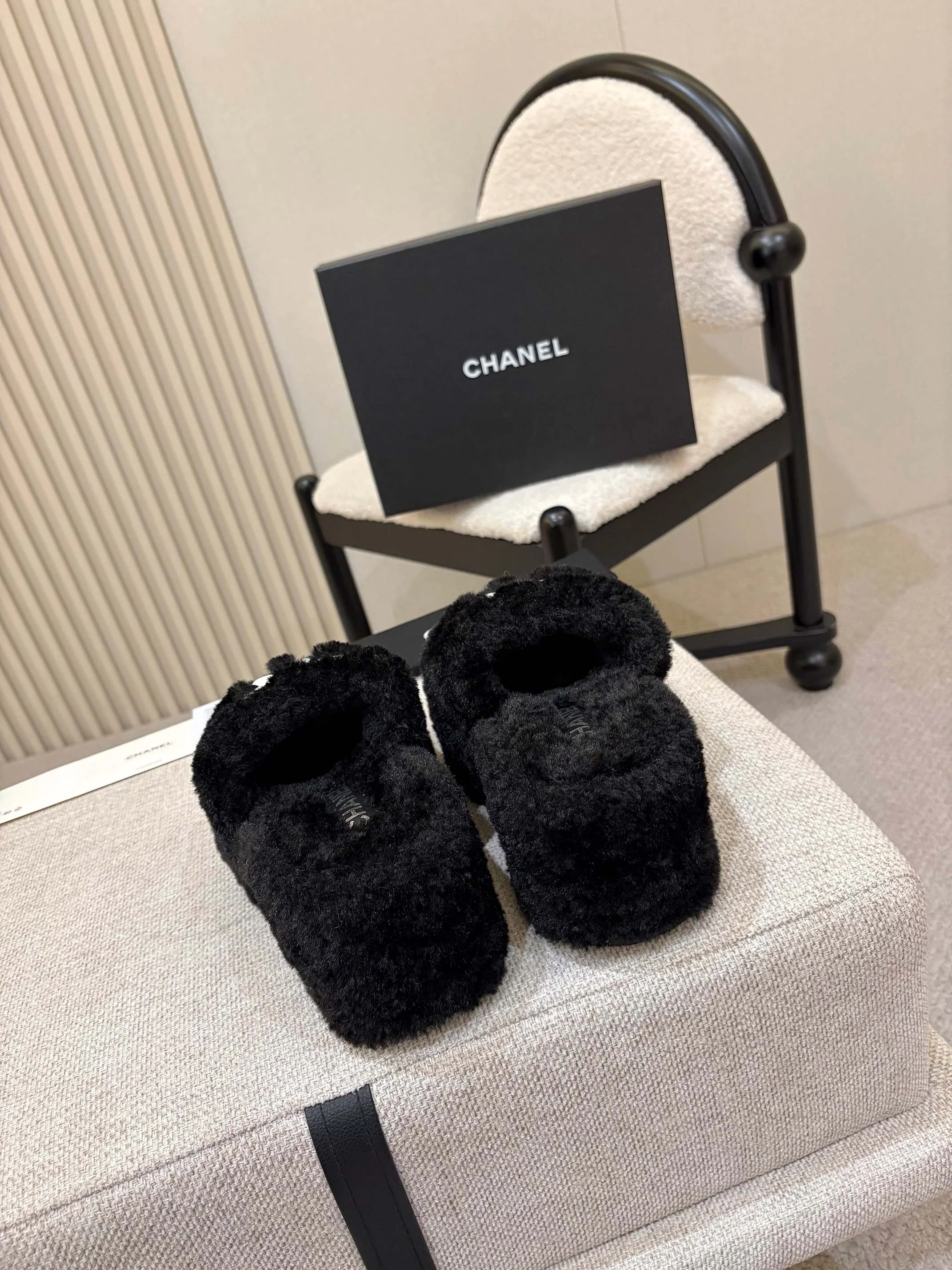 CHANEL Slippers Australian Wool Black-White EU35-40 B20202609110562 - Image 11