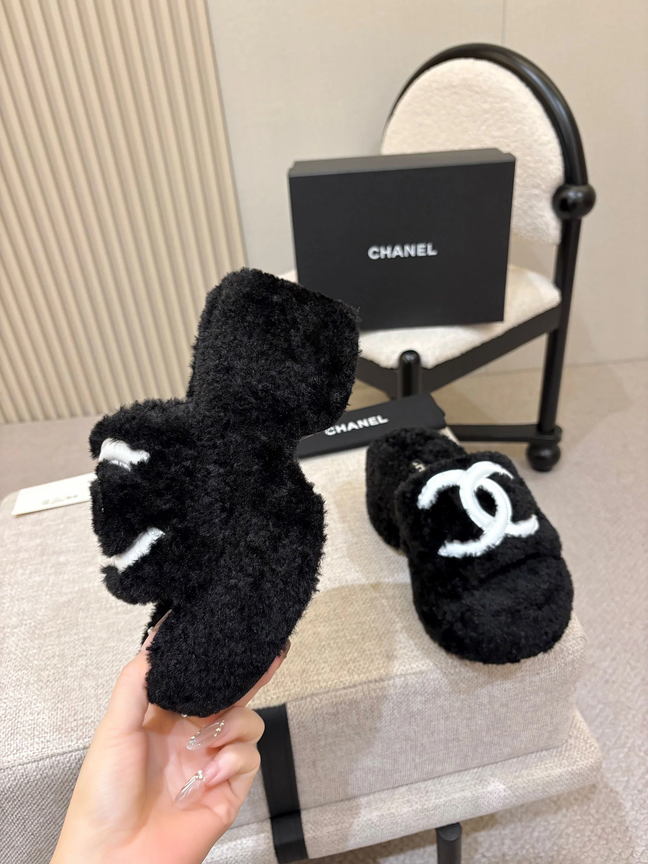 CHANEL Slippers Australian Wool Black-White EU35-40 B20202609110562 - Image 8