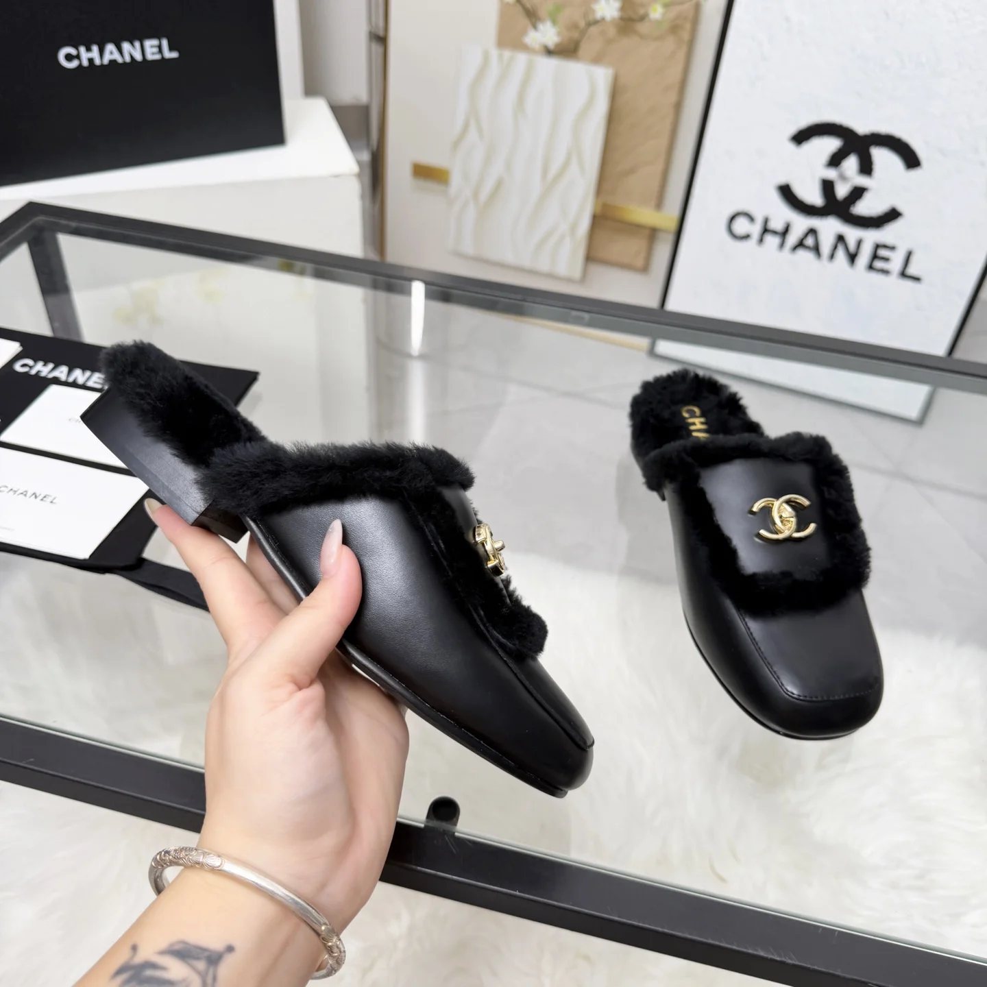 CHANEL Slippers Shearling Leather Black-Gold EU35-41 B40202609110257