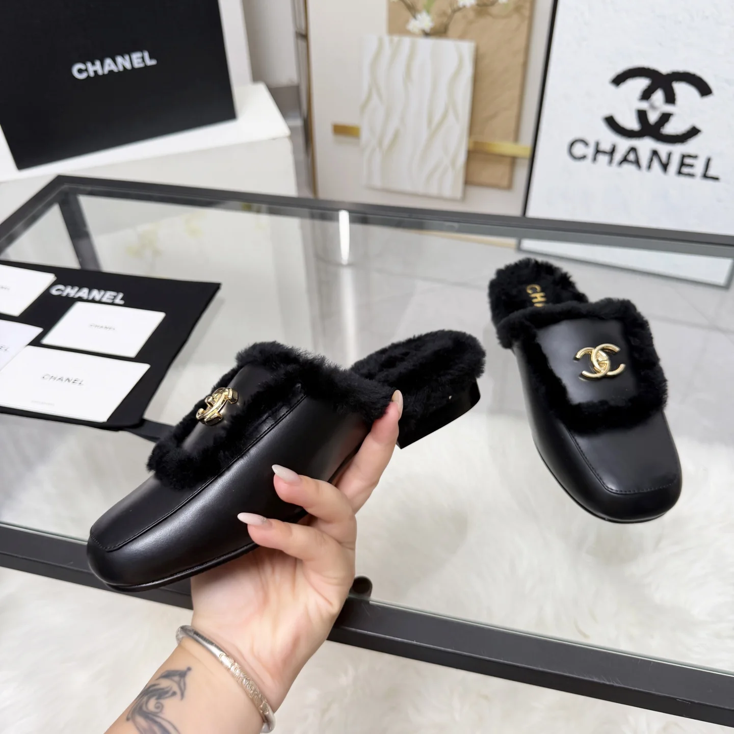 CHANEL Slippers Shearling Leather Black-Gold EU35-41 B40202609110257 - Image 2