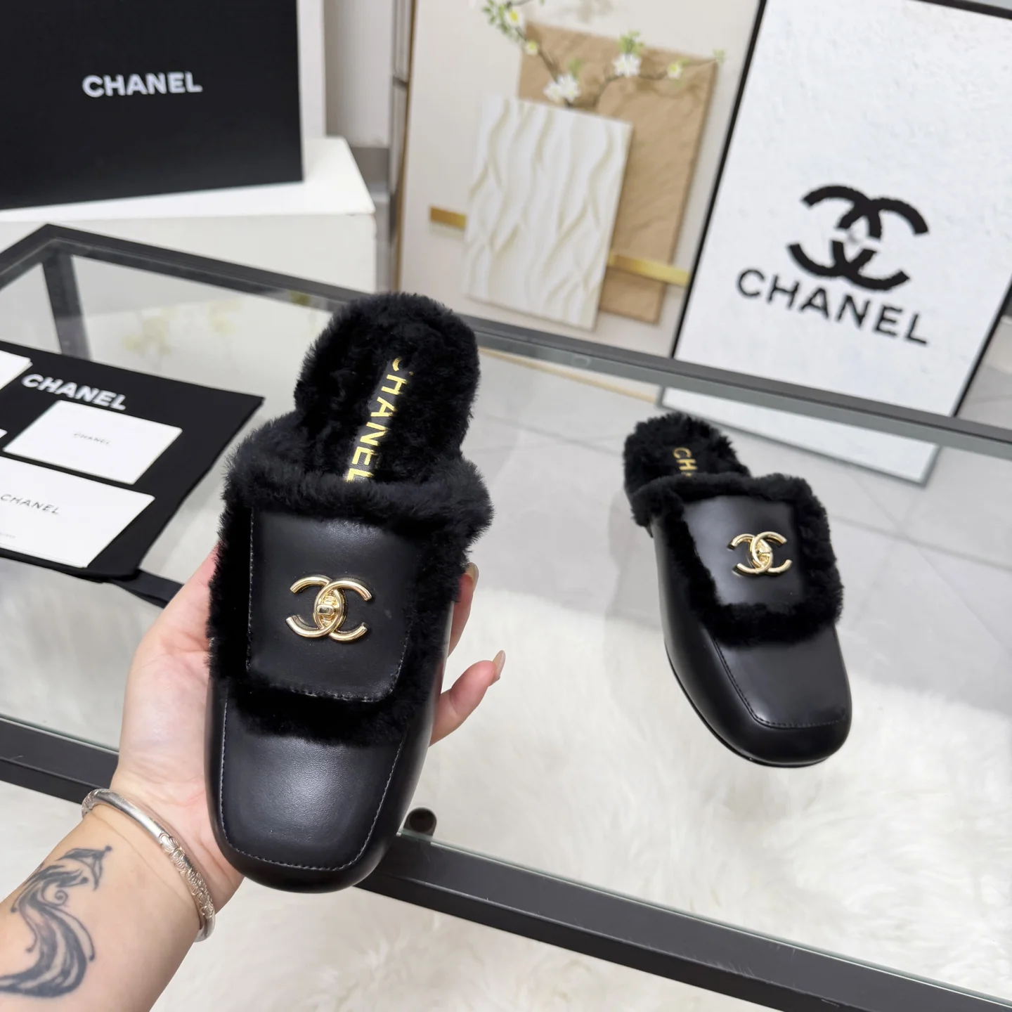 CHANEL Slippers Shearling Leather Black-Gold EU35-41 B40202609110257 - Image 4