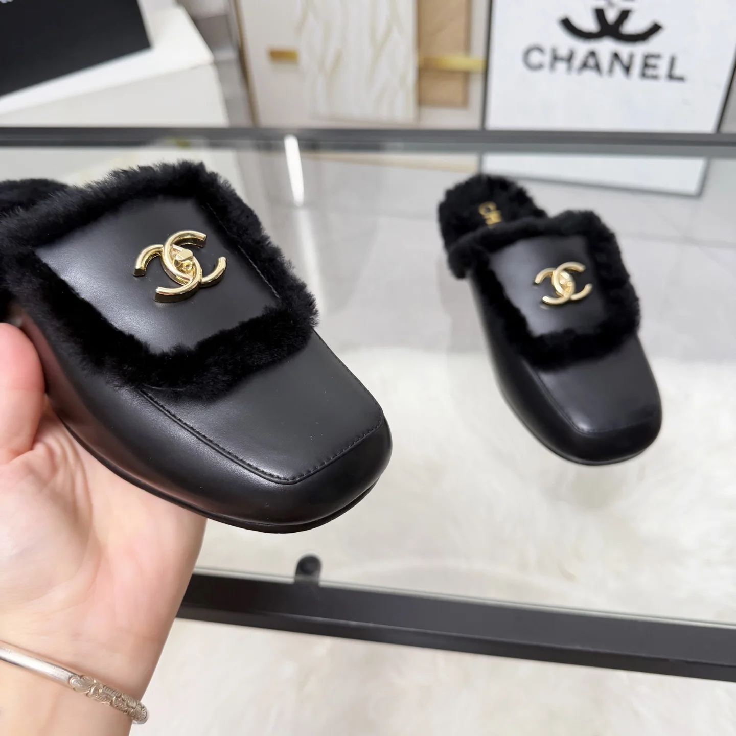 CHANEL Slippers Shearling Leather Black-Gold EU35-41 B40202609110257 - Image 7
