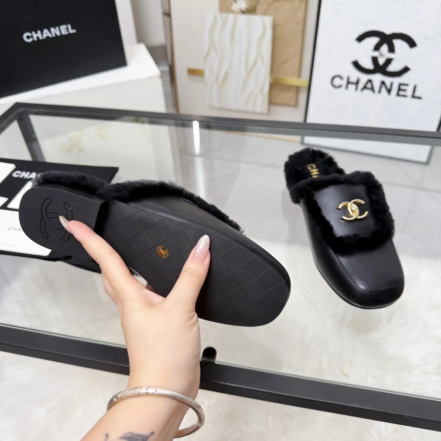 CHANEL Slippers Shearling Leather Black-Gold EU35-41 B40202609110257 - Image 9