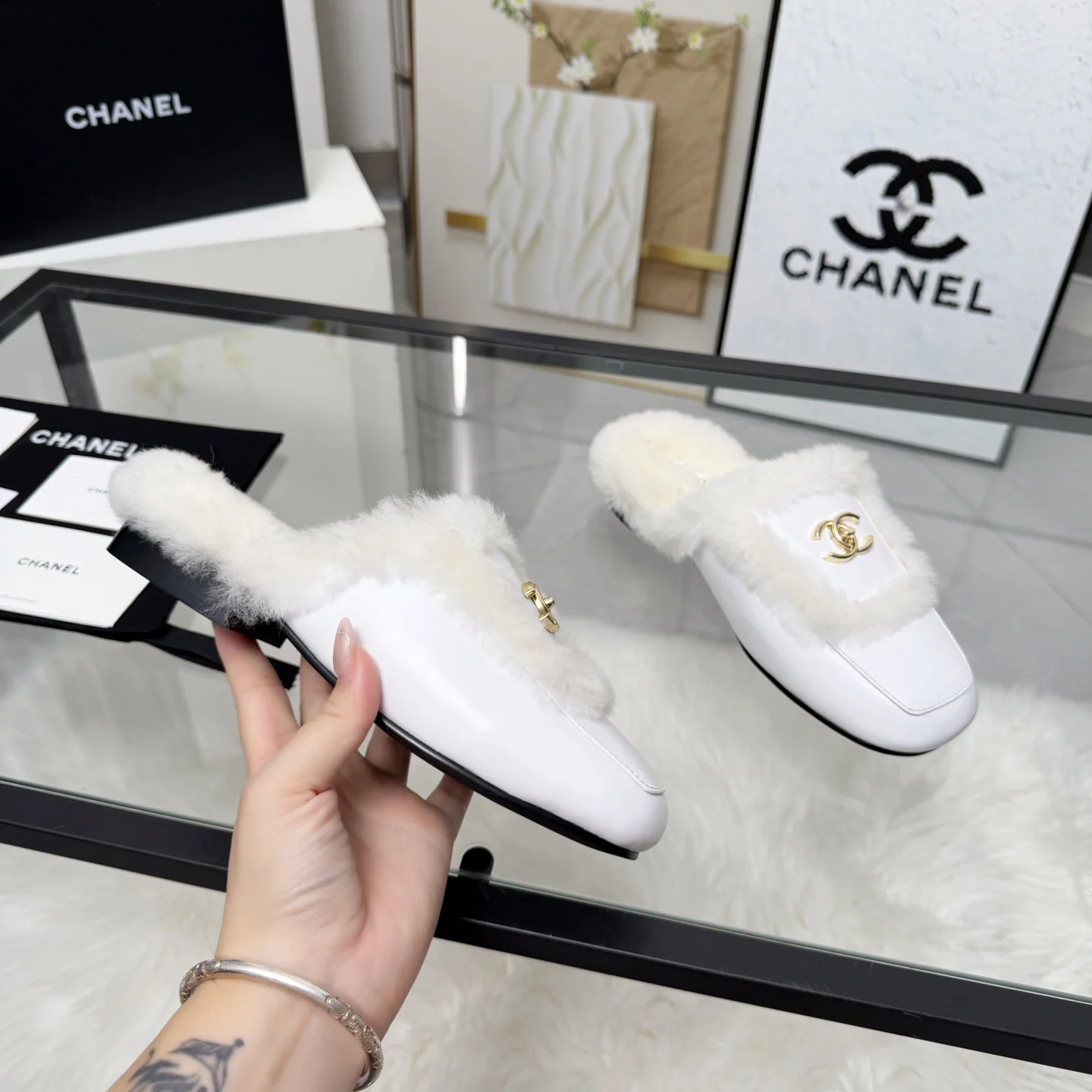 CHANEL Slippers Shearling Leather White-Gold EU35-41 B40202609110258