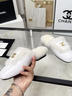 Alternative view of CHANEL Slippers Shearling Leather White-Gold EU35-41 B40202609110258