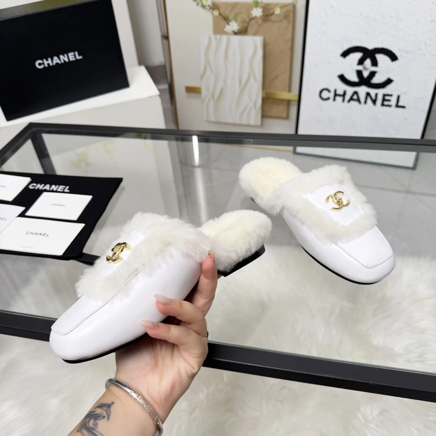 CHANEL Slippers Shearling Leather White-Gold EU35-41 B40202609110258 - Image 2
