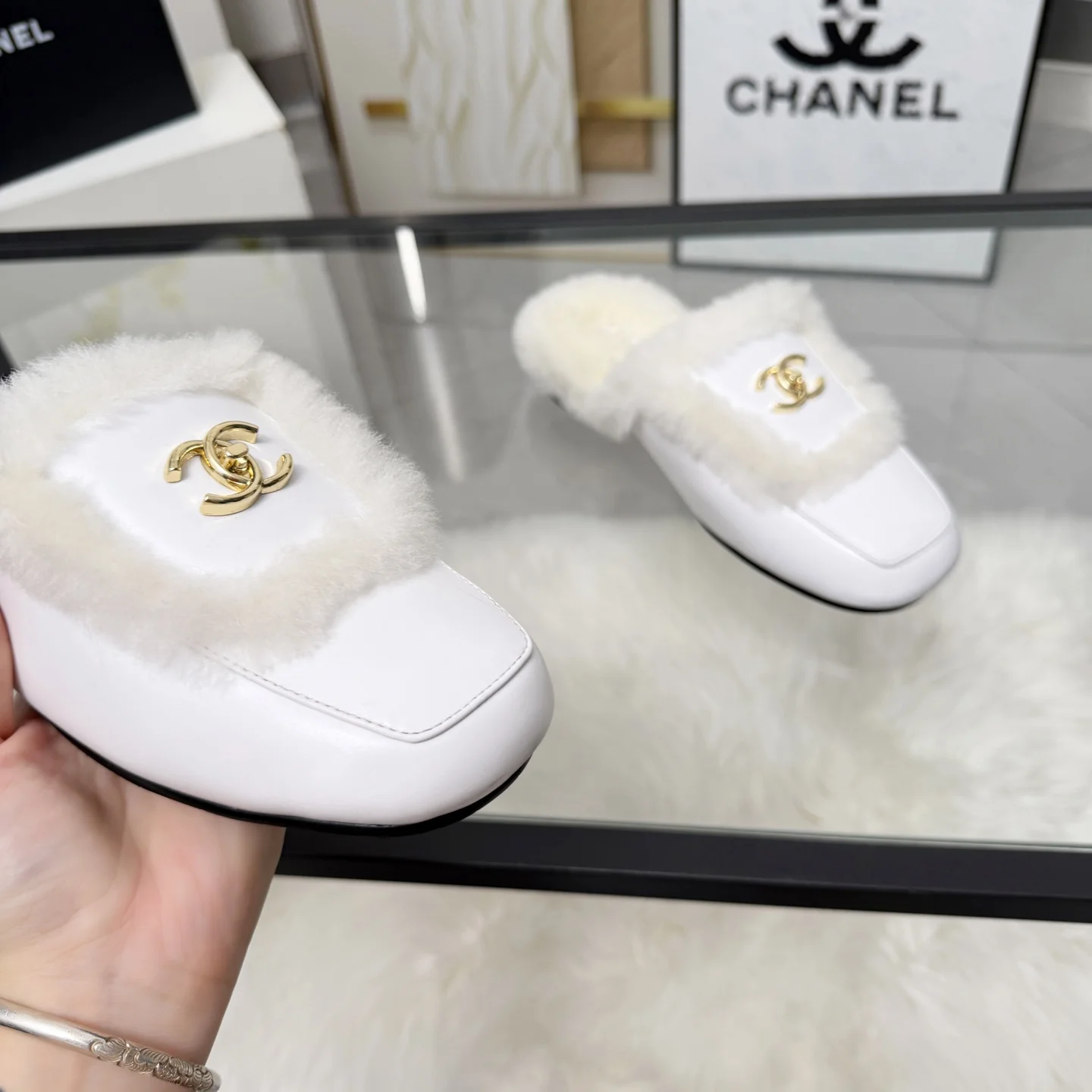 CHANEL Slippers Shearling Leather White-Gold EU35-41 B40202609110258 - Image 4