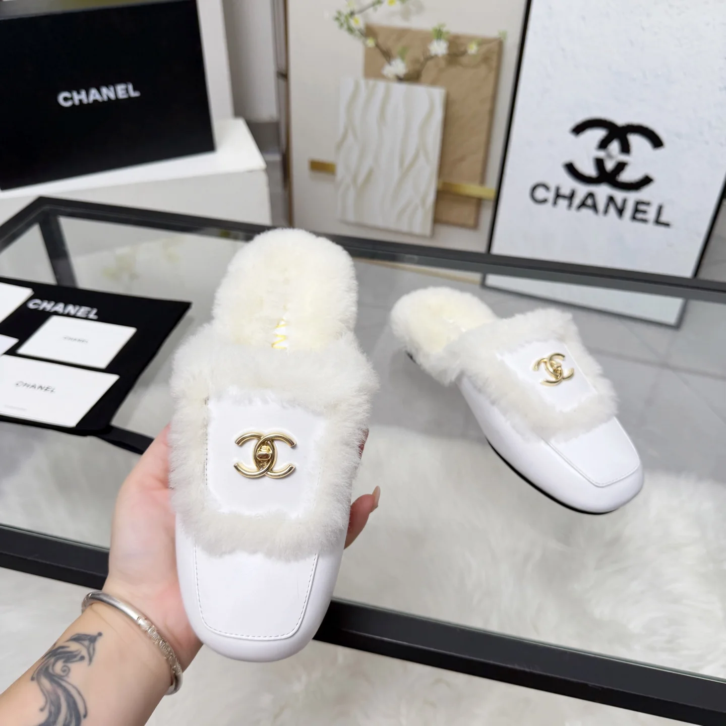 CHANEL Slippers Shearling Leather White-Gold EU35-41 B40202609110258 - Image 6