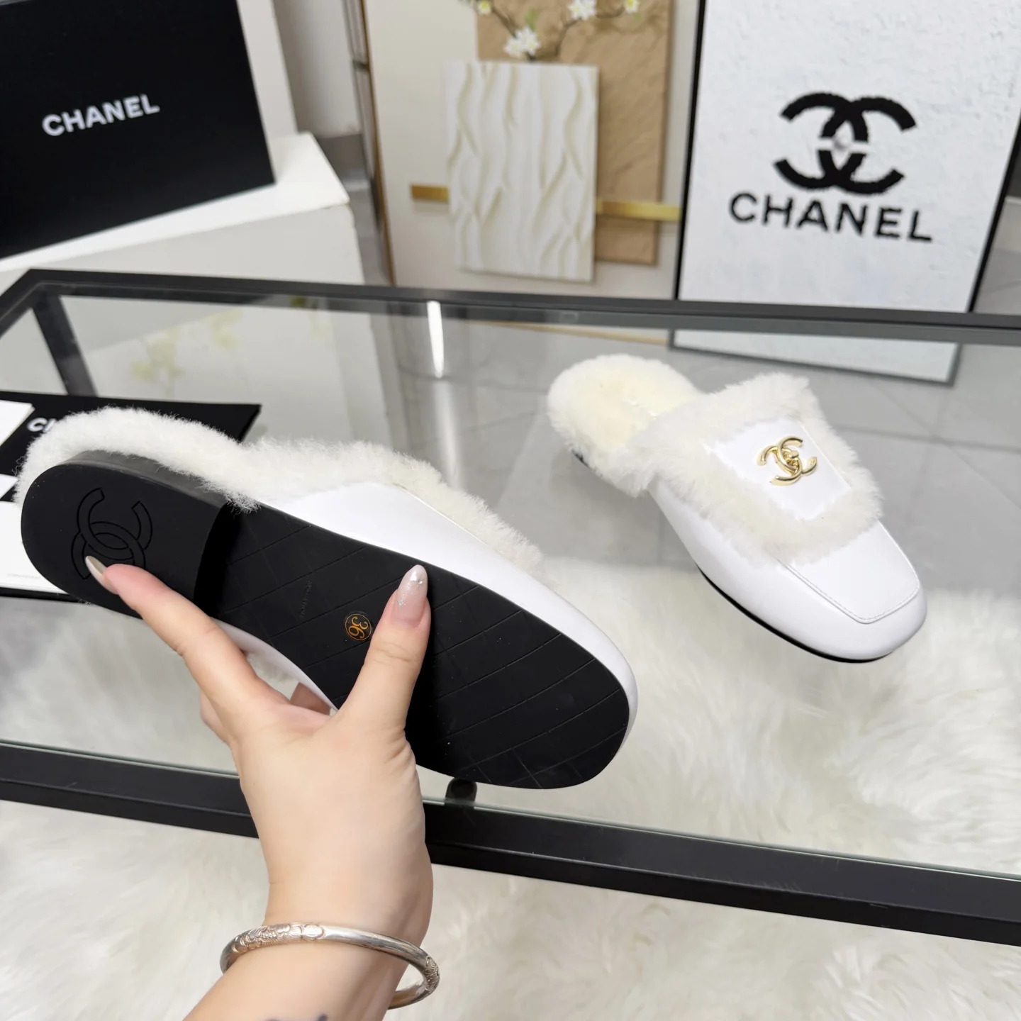 CHANEL Slippers Shearling Leather White-Gold EU35-41 B40202609110258 - Image 9