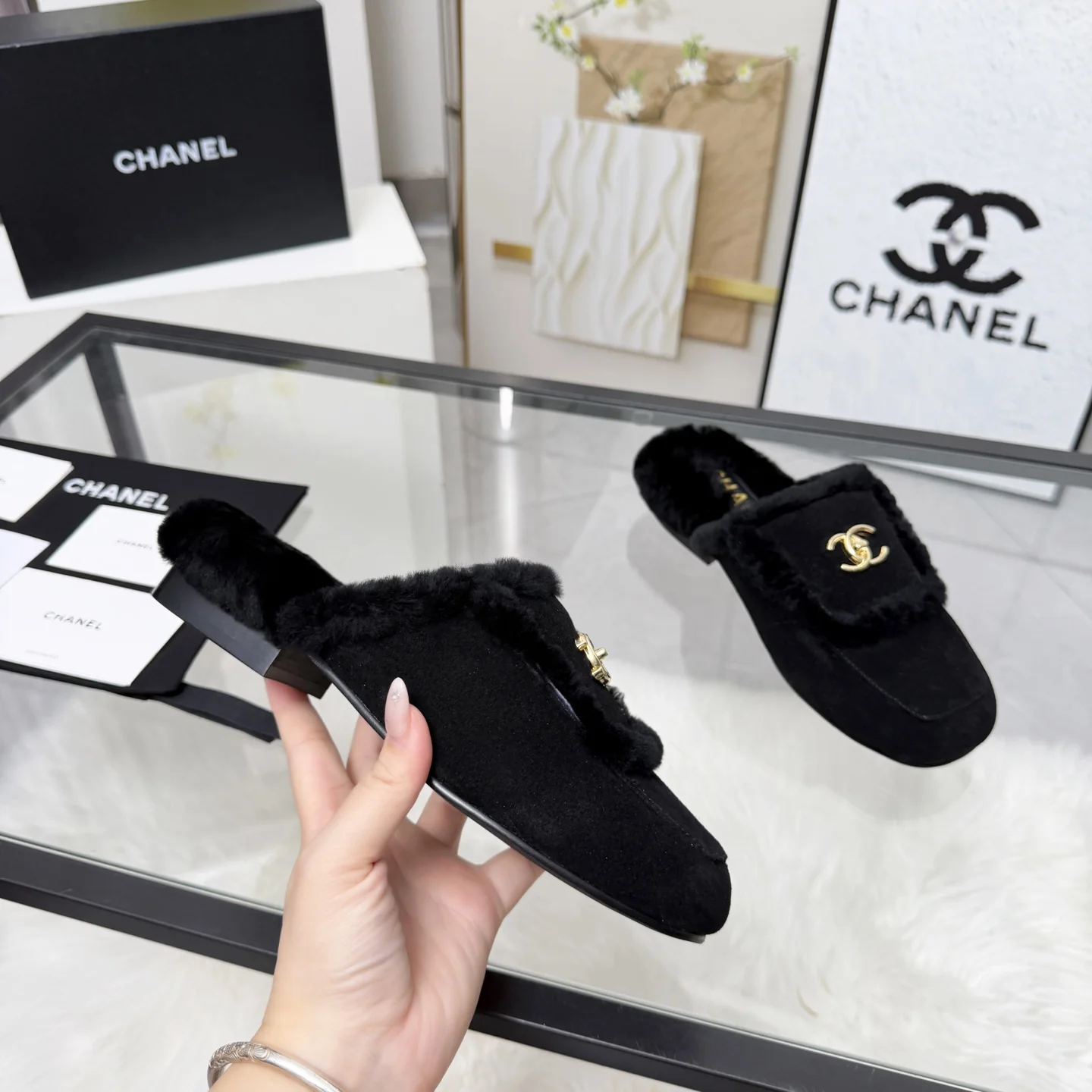 CHANEL Slippers Sheepskin Leather Black-Gold EU35-41 B40202609110262