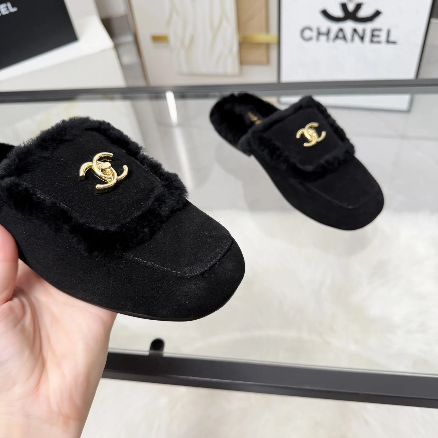 CHANEL Slippers Sheepskin Leather Black-Gold EU35-41 B40202609110262 - Image 3