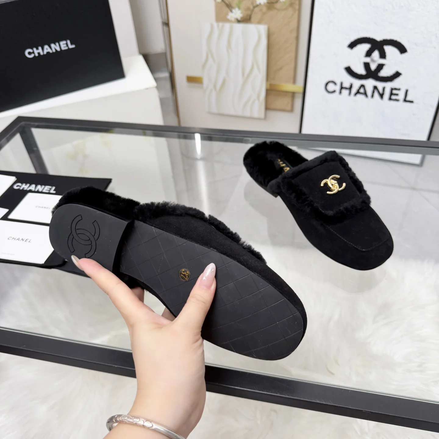CHANEL Slippers Sheepskin Leather Black-Gold EU35-41 B40202609110262 - Image 9