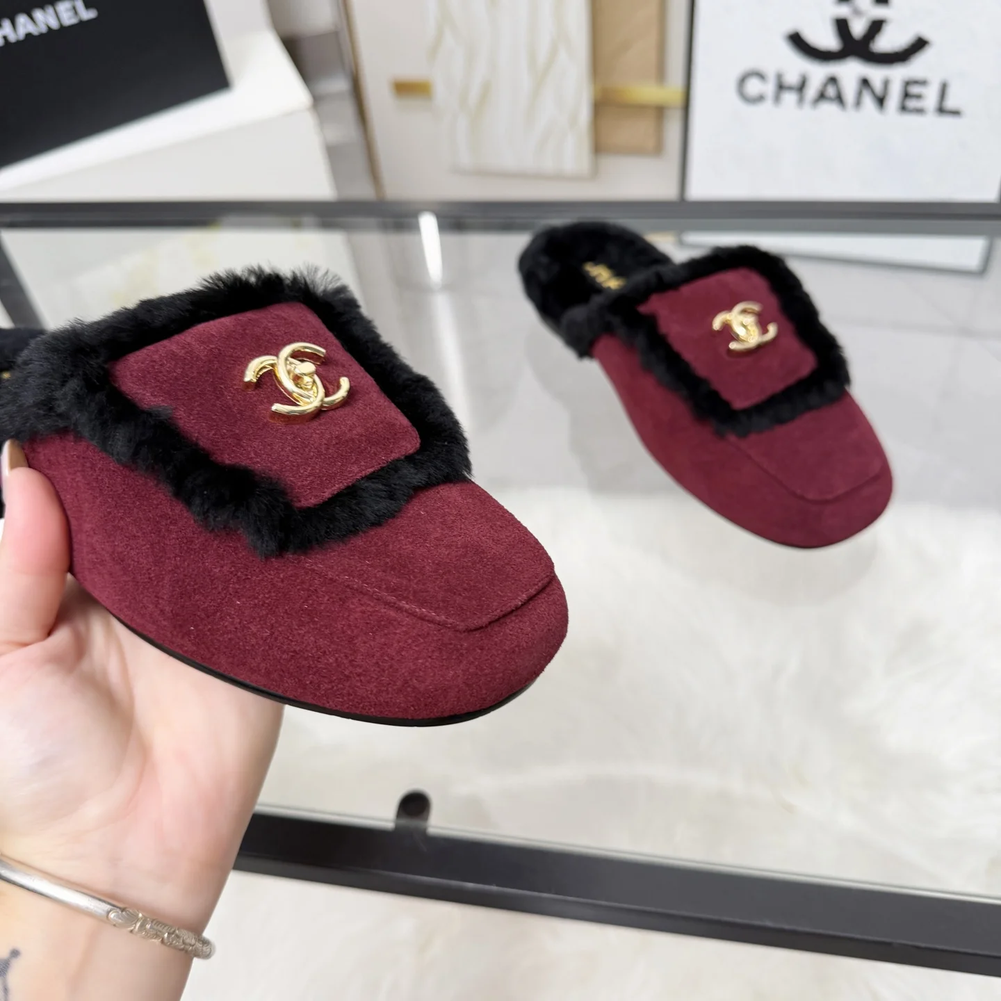 CHANEL Slippers Sheepskin Leather Burgundy-Black EU35-41 B40202609110259 - Image 3