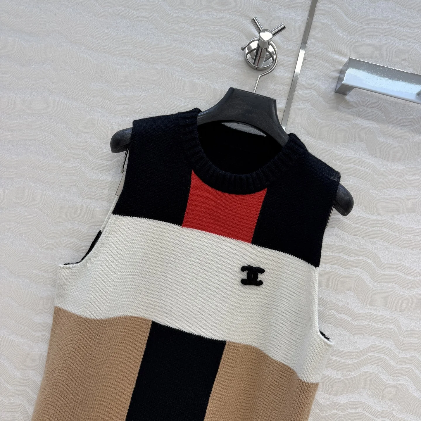 CHANEL Sweaters Cashmere Black-White-Red-Tan 36-40 B80202609061265 - Image 2