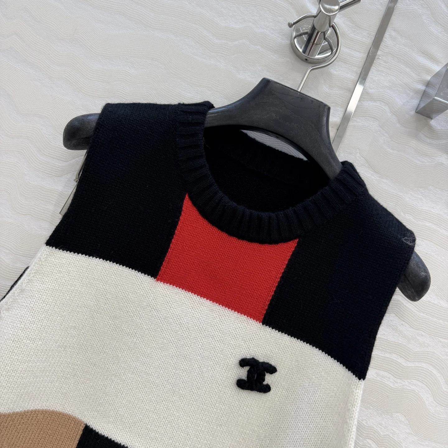 CHANEL Sweaters Cashmere Black-White-Red-Tan 36-40 B80202609061265 - Image 4