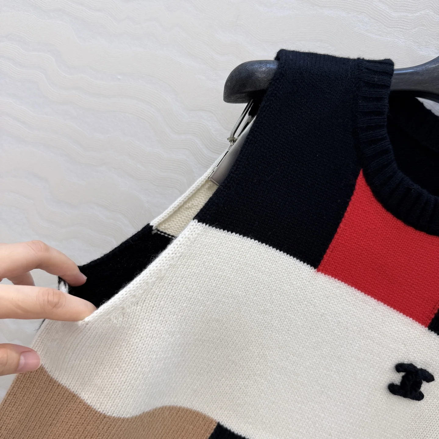 CHANEL Sweaters Cashmere Black-White-Red-Tan 36-40 B80202609061265 - Image 5