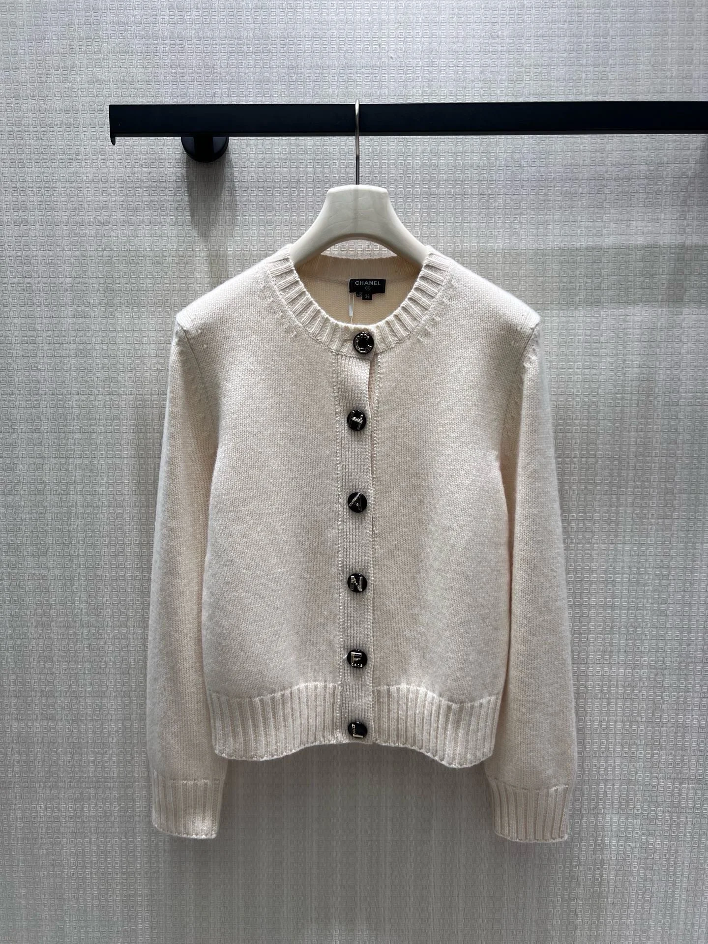CHANEL Sweaters Cashmere Cream-Black 36-40 D35202609062582