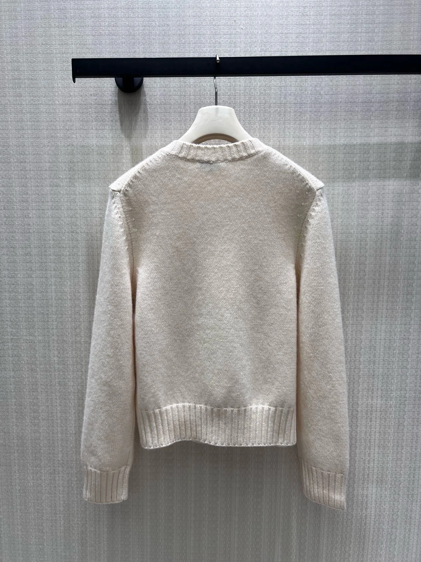 CHANEL Sweaters Cashmere Cream-Black 36-40 D35202609062582 - Image 2