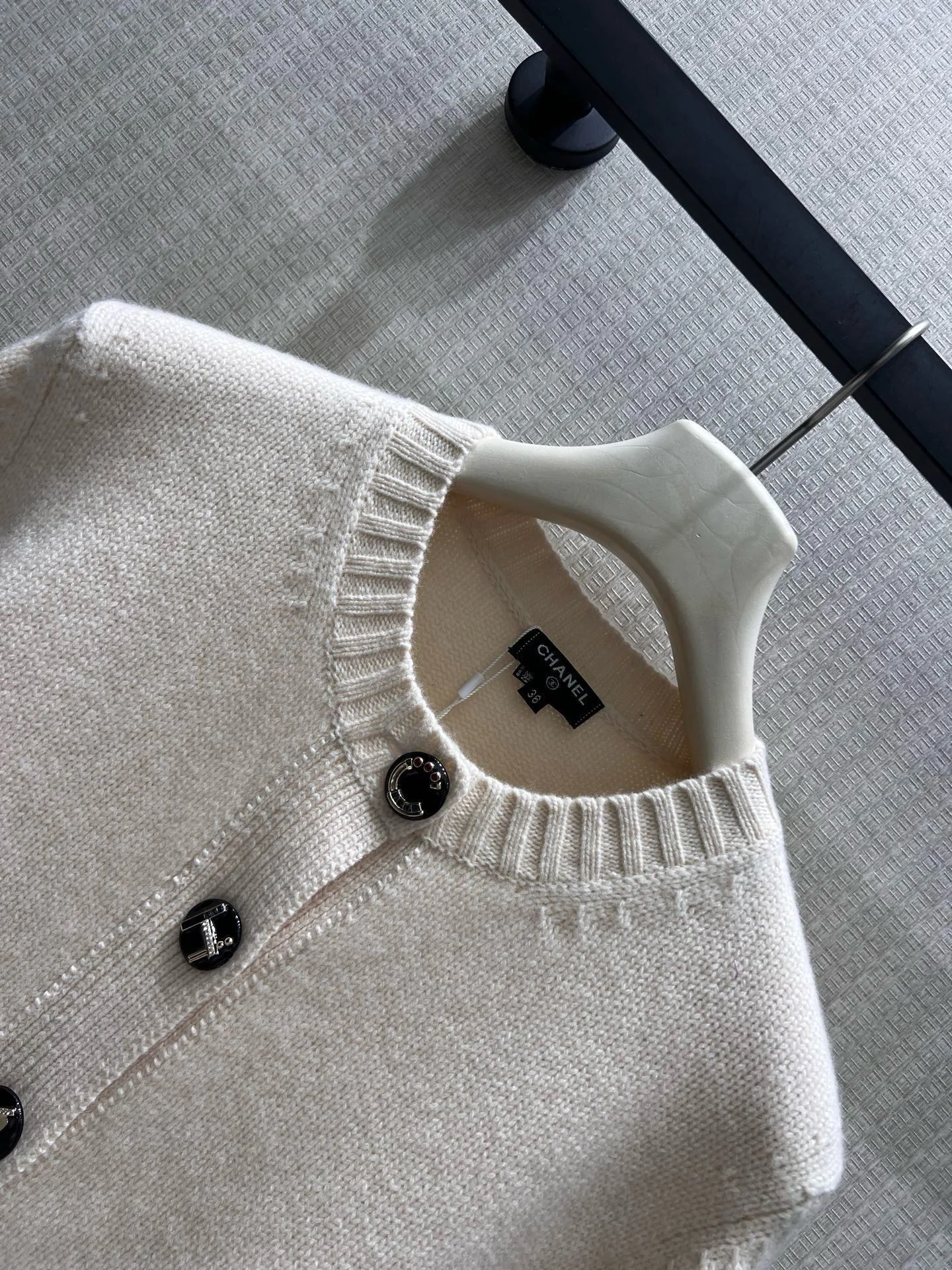 CHANEL Sweaters Cashmere Cream-Black 36-40 D35202609062582 - Image 3
