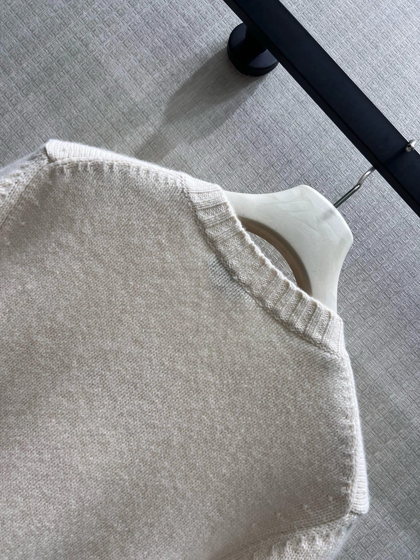 CHANEL Sweaters Cashmere Cream-Black 36-40 D35202609062582 - Image 4