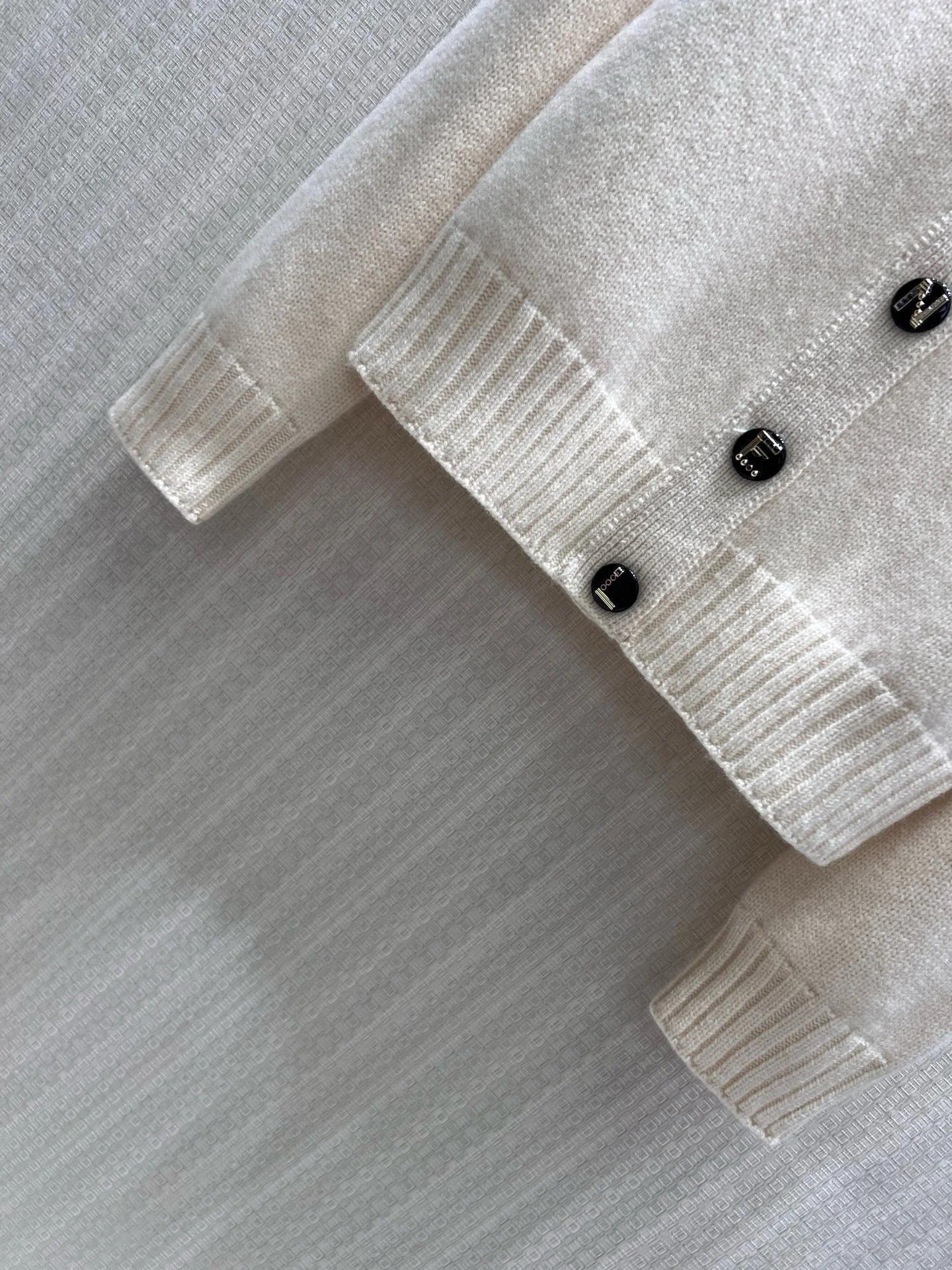 CHANEL Sweaters Cashmere Cream-Black 36-40 D35202609062582 - Image 7