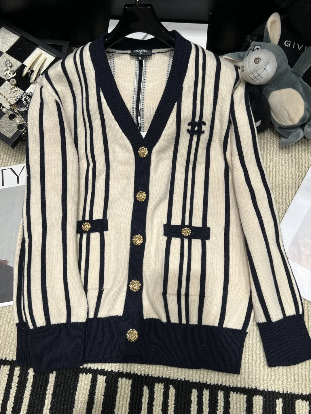 CHANEL Sweaters Cream-Black S-L C95202609061883