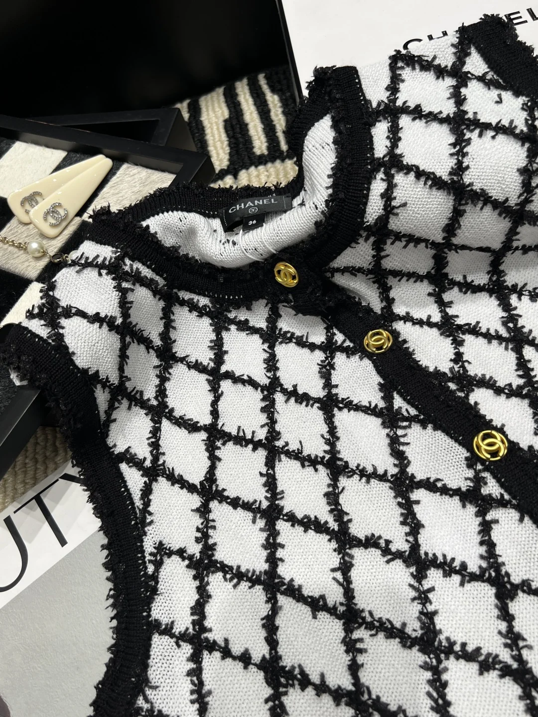 CHANEL Vests Black-White S-L B85202609063066 - Image 2