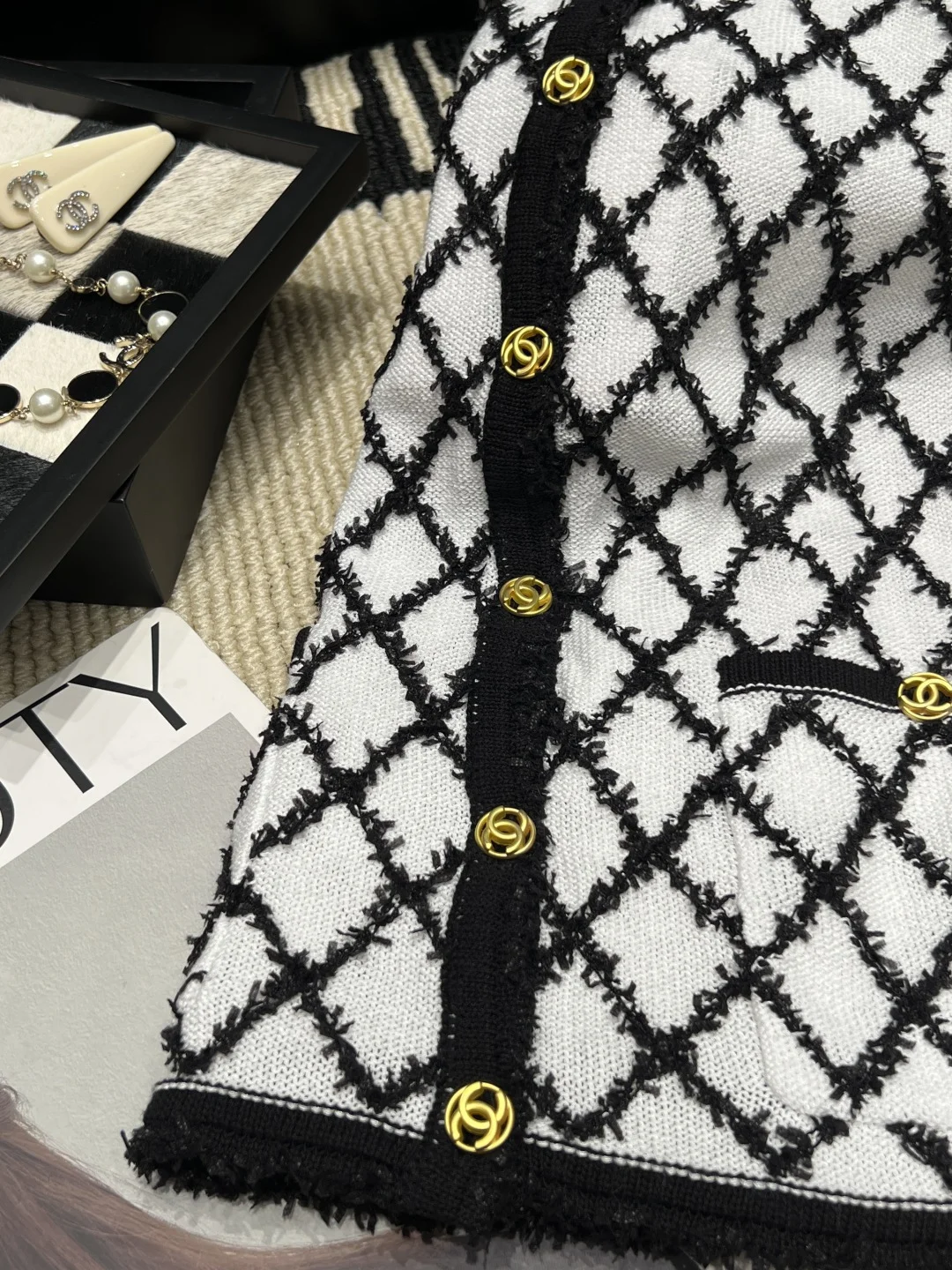 CHANEL Vests Black-White S-L B85202609063066 - Image 3