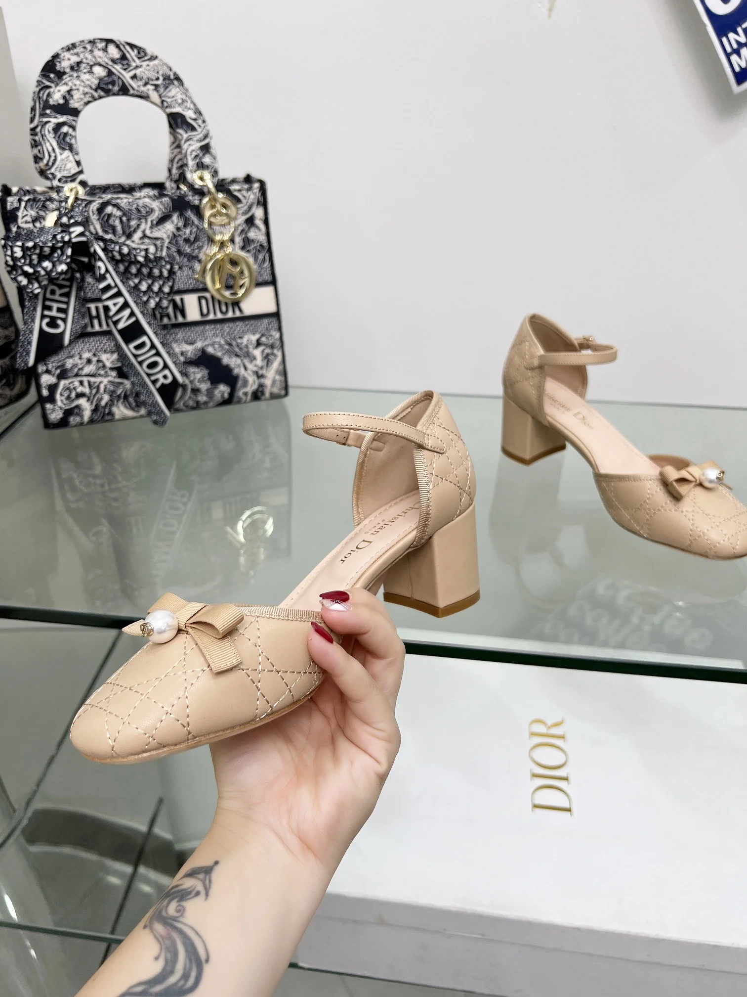 DIOR Sandals Beige-Gold B40202609111159 - Image 2