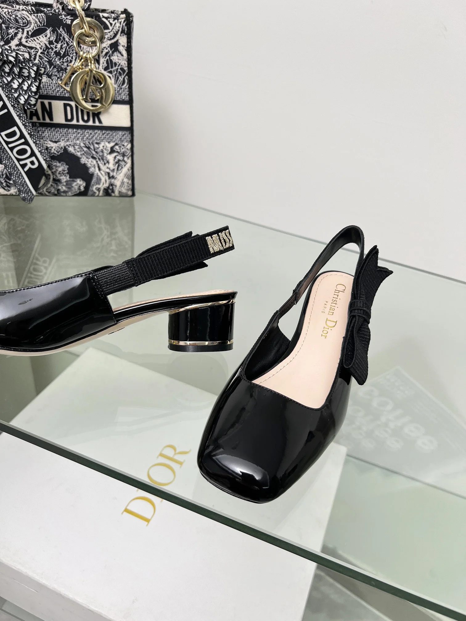 DIOR Sandals Black-Gold B60202609111149 - Image 5