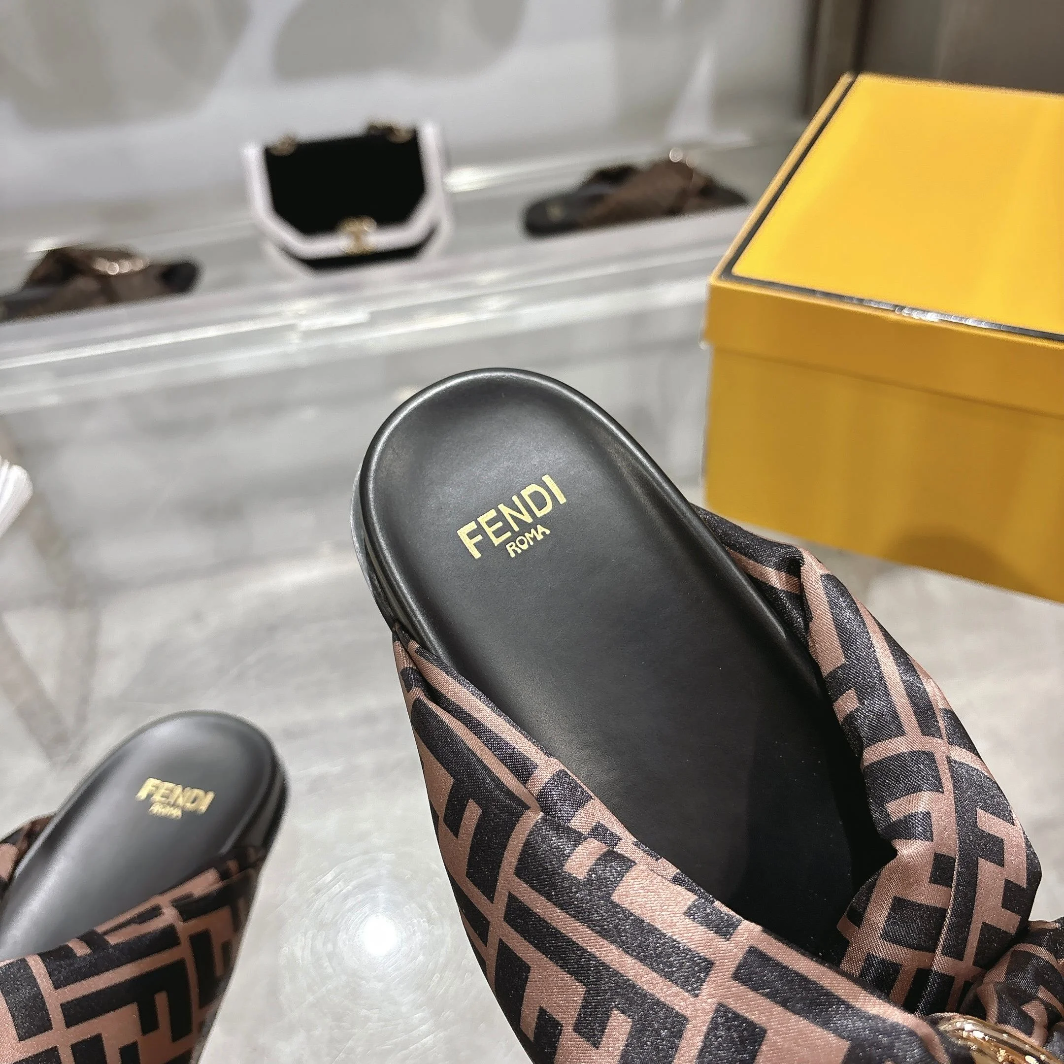 FENDI Slides Black-Brown EU35-42 A90202609110045 - Image 7
