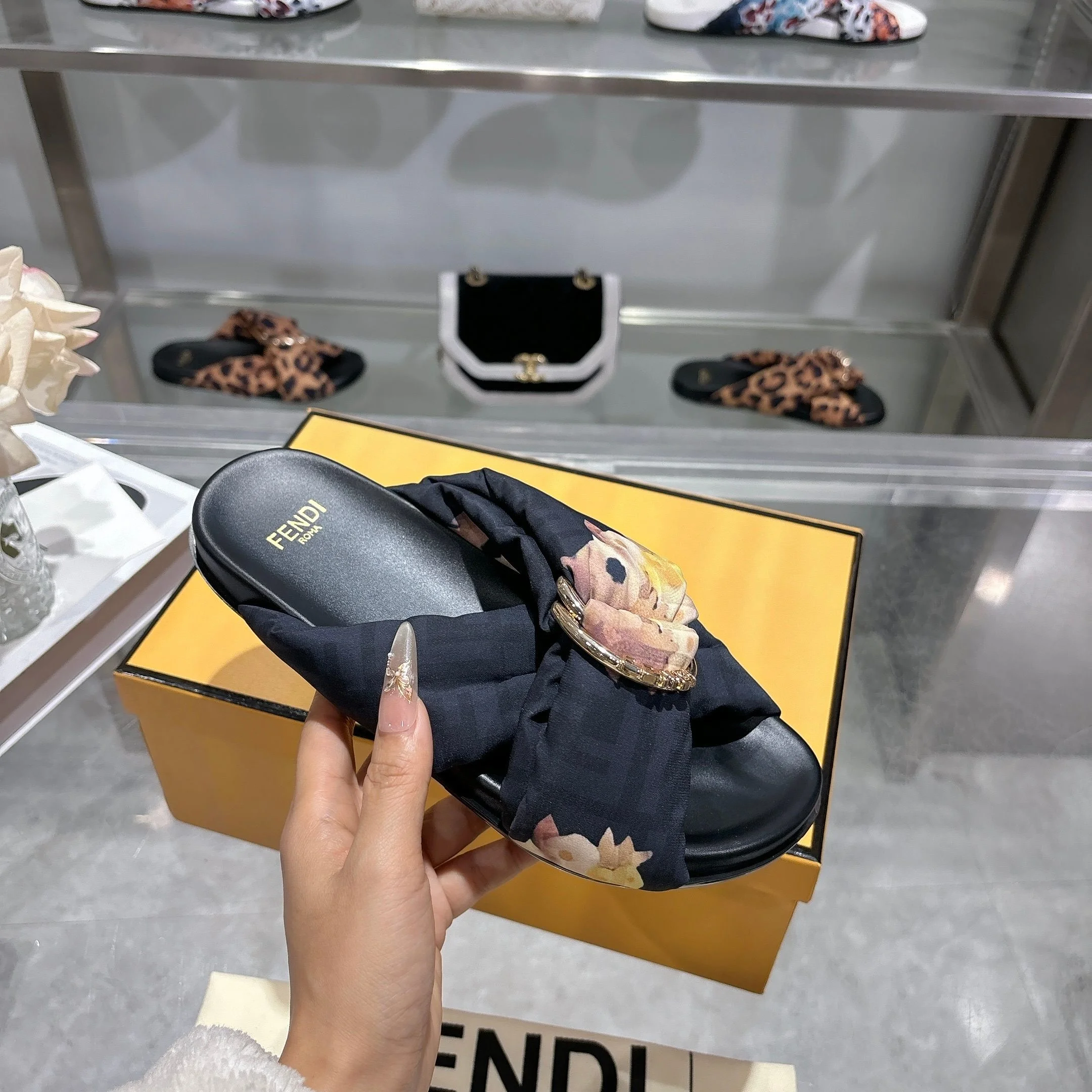 FENDI Slides Black-Gold EU35-46 A90202609110038 - Image 4