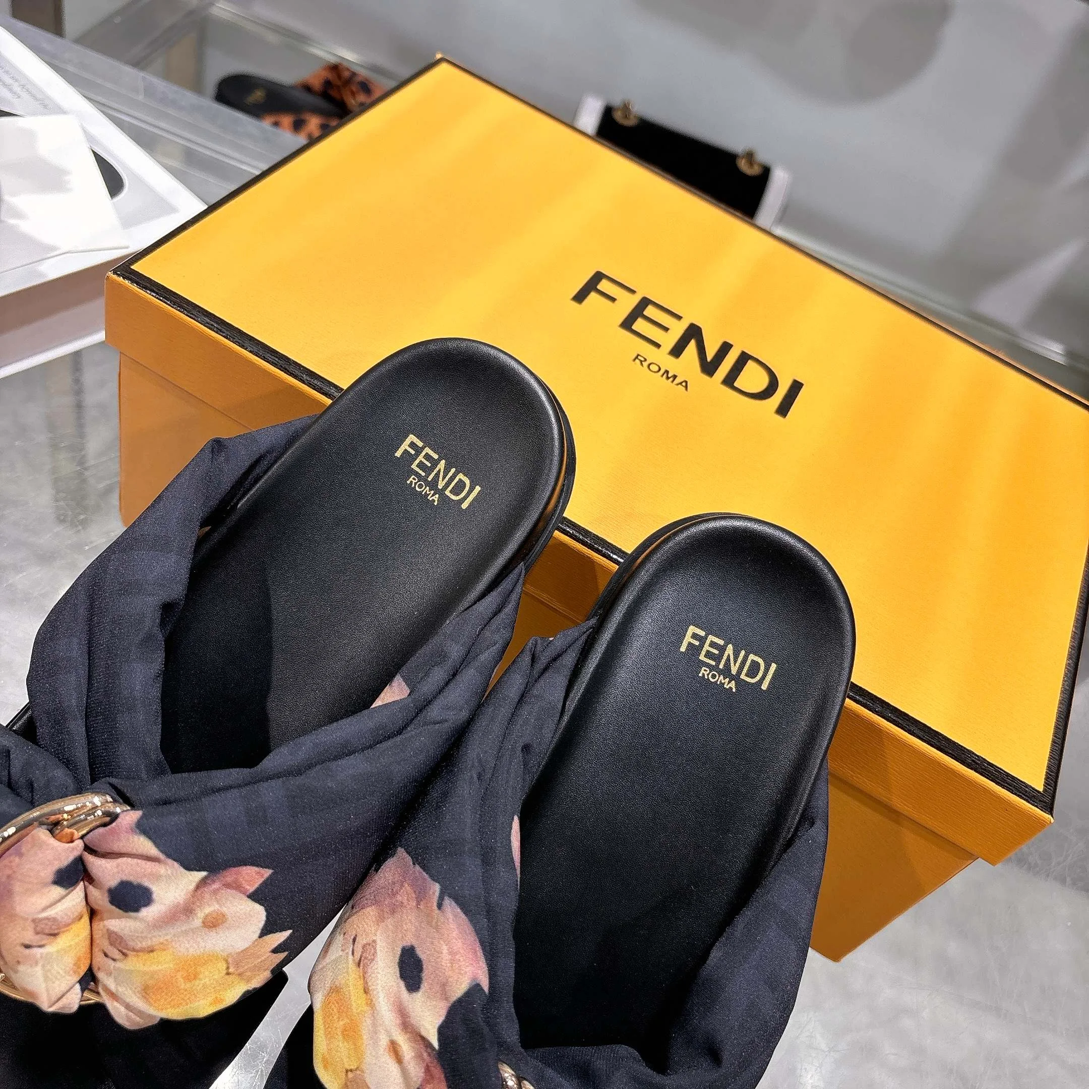 FENDI Slides Black-Gold EU35-46 A90202609110038 - Image 6