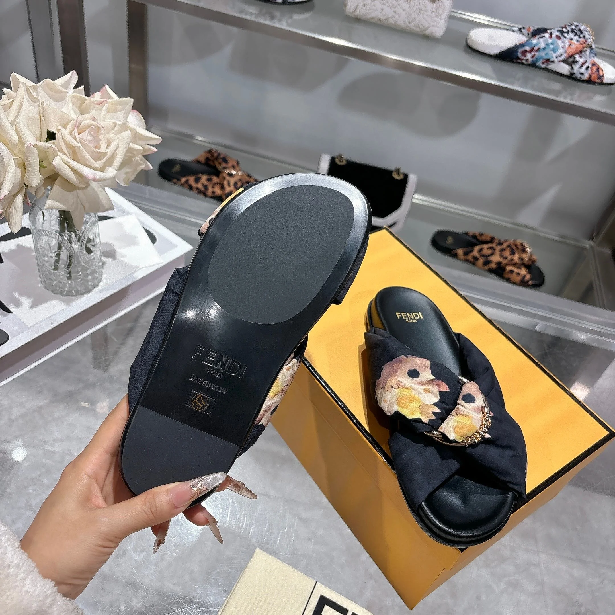 FENDI Slides Black-Gold EU35-46 A90202609110038 - Image 7