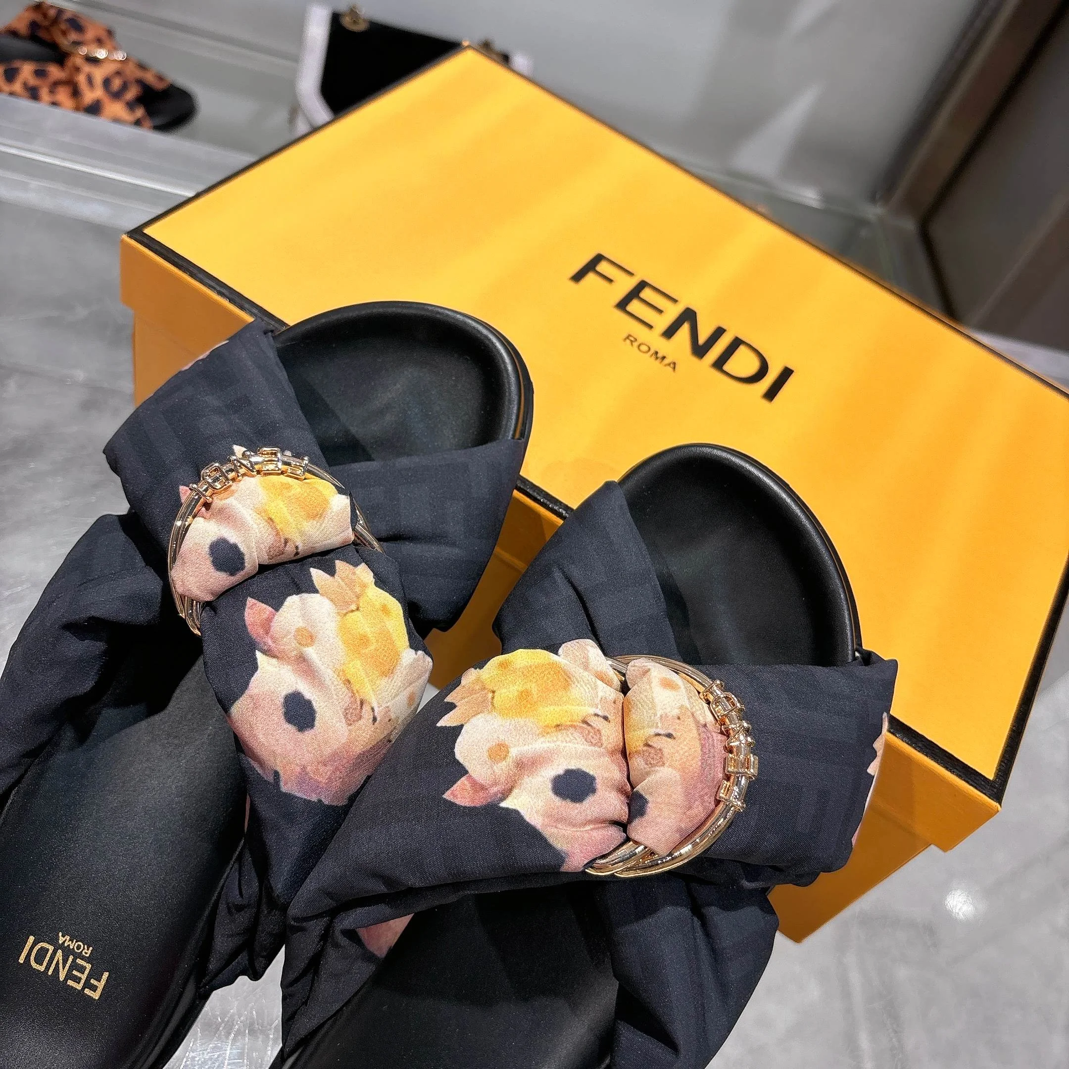 FENDI Slides Black-Gold EU35-46 A90202609110038 - Image 8